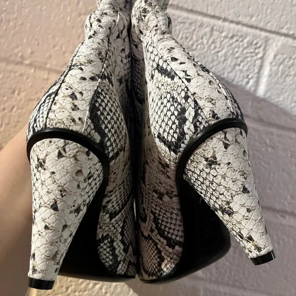 Longchamp Black and White Heeled Boots with Snakeskin Pattern - Picture 9 of 10